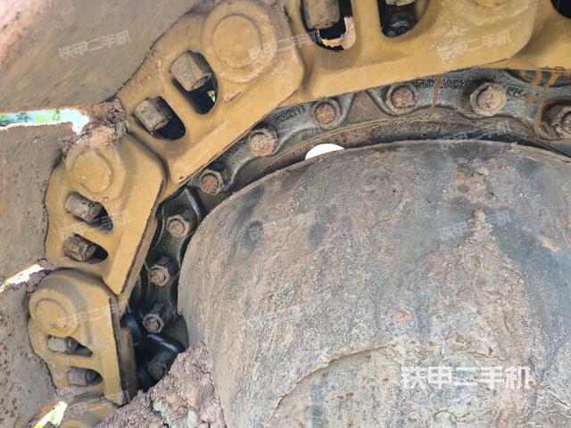 左側履帶全景（推土機底盤及工作裝置）