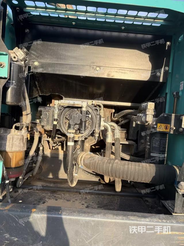 液壓泵艙室正面整體（整機外觀）