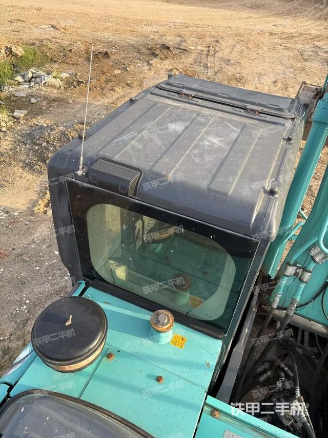 駕駛室頂部（整機外觀）