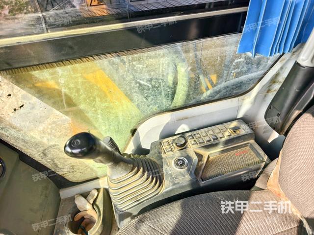 座椅右側(cè)控制臺(tái)/鑰匙門(mén)/油門(mén)/含右手柄（駕駛室部分）