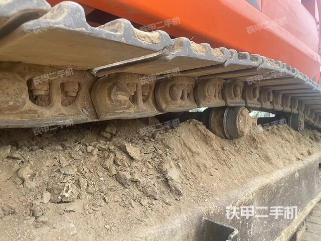 單側(cè)履帶整體(整機外觀) 單側(cè)履帶整體(整機外觀)