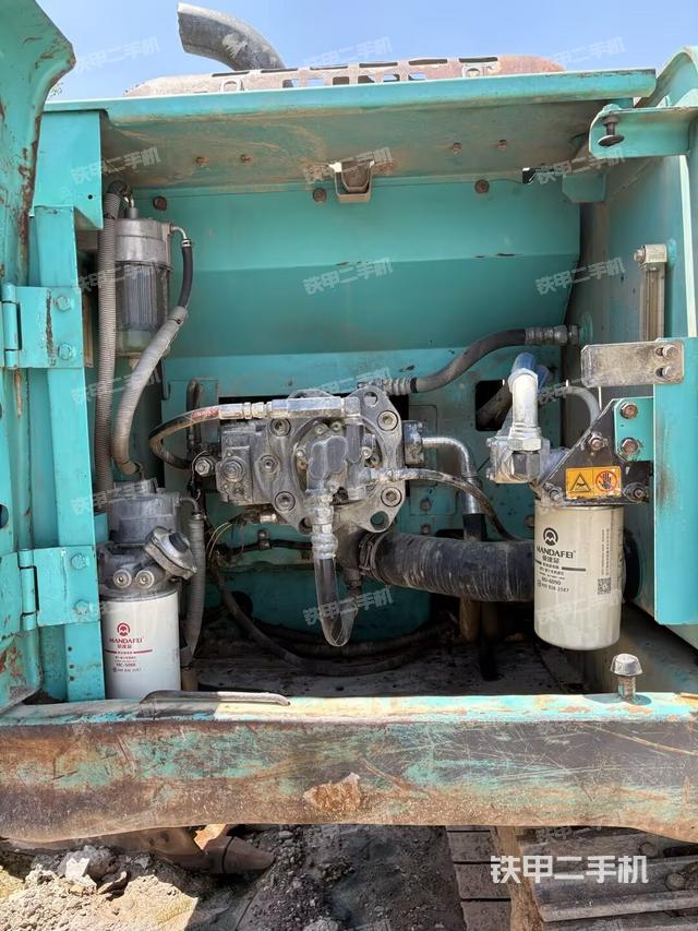 液壓泵艙室正面整體(整機(jī)外觀) 液壓泵艙室正面整體(整機(jī)外觀)