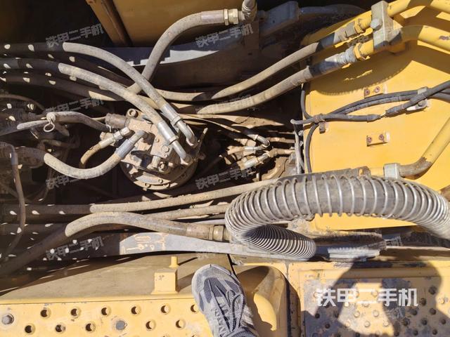 回转马达和主控阀(整机外观) 回转马达和主控阀(整机外观)