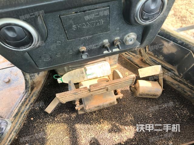 駕駛室內(nèi)部頂部(推土機(jī)駕駛室) 駕駛室內(nèi)部頂部(推土機(jī)駕駛室)