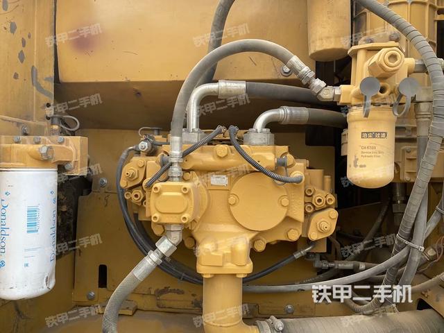 液压泵舱室正面整体(整机外观) 液压泵舱室正面整体(整机外观)