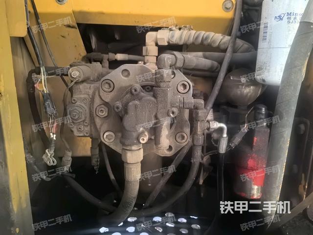 液压泵舱室正面整体（整机外观）