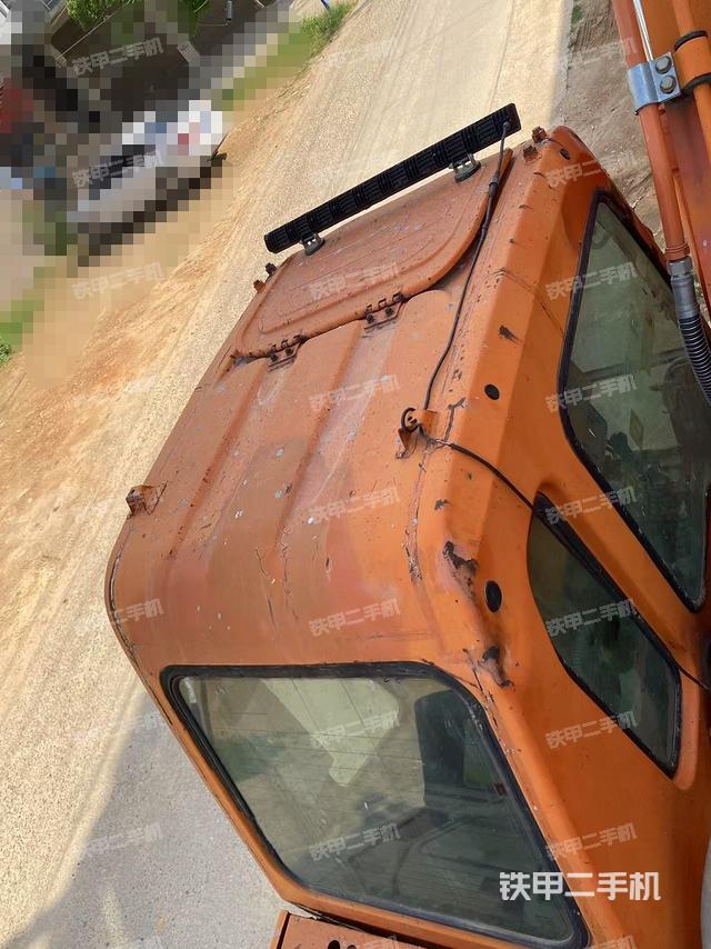 駕駛室頂部(整機外觀) 駕駛室頂部(整機外觀)