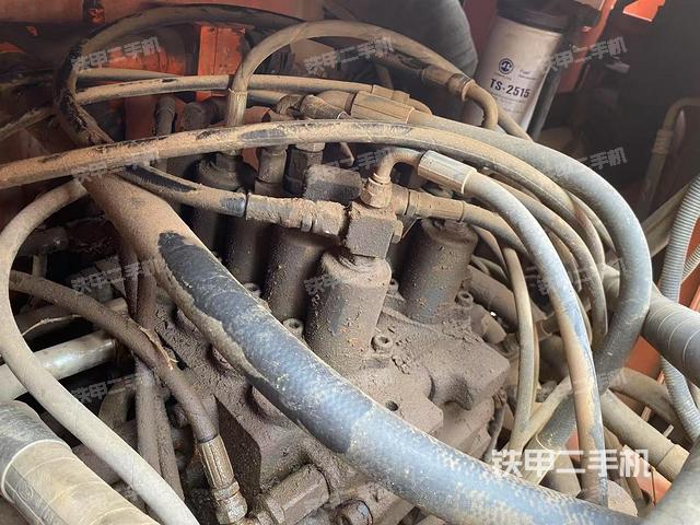 回轉馬達和主控閥(整機外觀) 回轉馬達和主控閥(整機外觀)