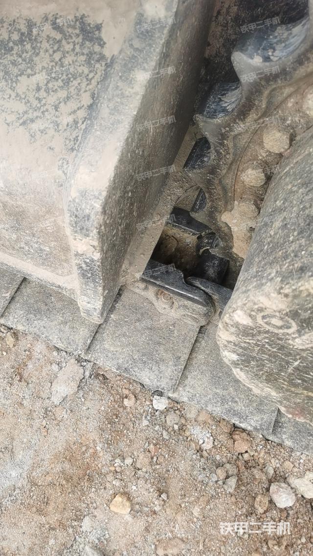 單側(cè)履帶整體(整機(jī)外觀) 單側(cè)履帶整體(整機(jī)外觀)