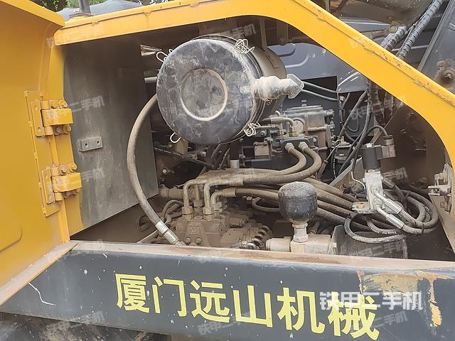 液压泵舱室正面整体（整机外观）