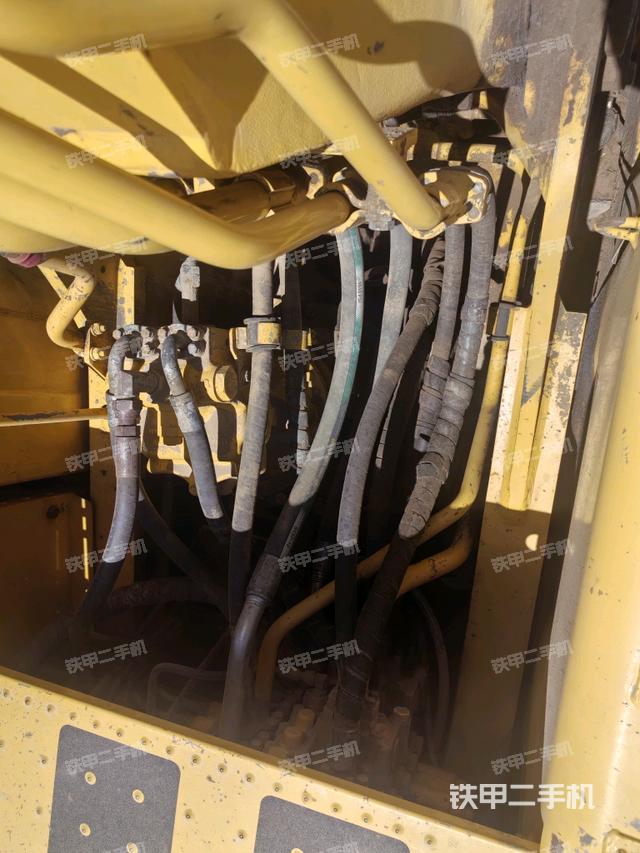 回转马达和主控阀(整机外观) 回转马达和主控阀(整机外观)