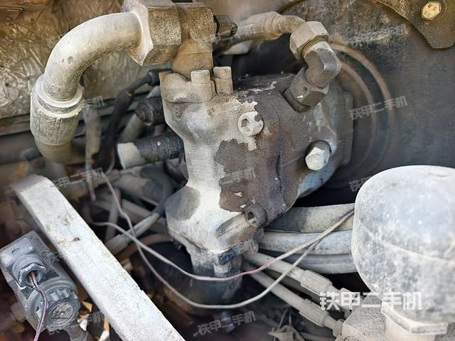 液壓泵艙室正面整體(整機外觀) 液壓泵艙室正面整體(整機外觀)