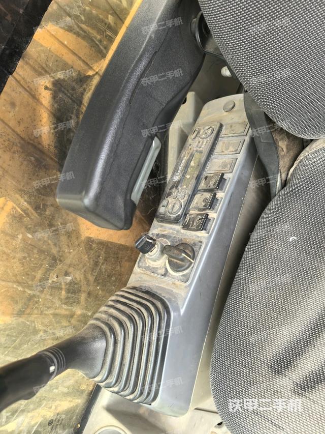 座椅右侧控制台/钥匙门/油门/含右手柄（驾驶室部分）