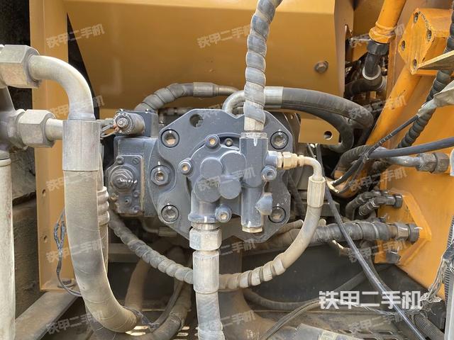 液壓泵艙室正面整體(整機外觀) 液壓泵艙室正面整體(整機外觀)