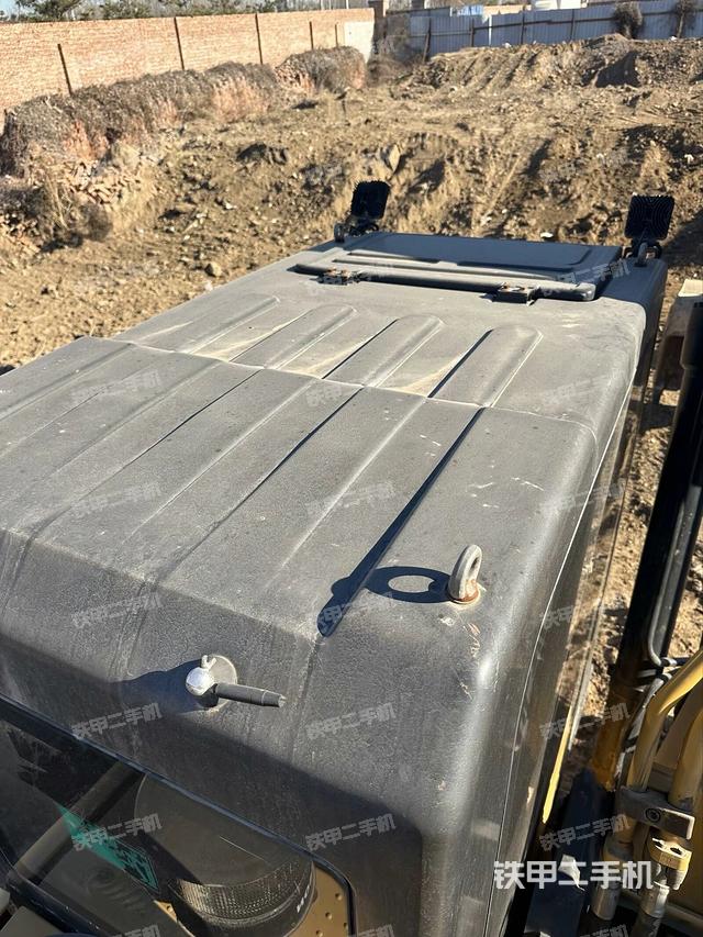 駕駛室頂部（整機外觀）