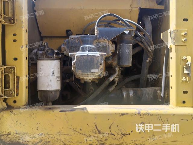 液压泵舱室正面整体(整机外观) 液压泵舱室正面整体(整机外观)