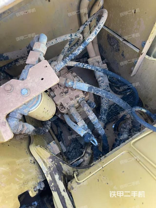 回转马达和主控阀（整机外观）