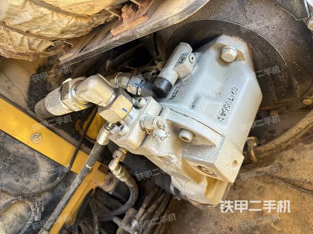 液壓泵艙室正面整體（整機外觀）