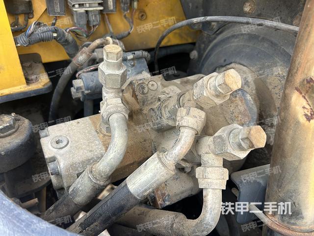 液壓泵艙室正面整體(整機外觀) 液壓泵艙室正面整體(整機外觀)