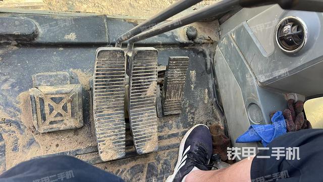 行走控制手柄和踏板?俯拍（駕駛室部分）