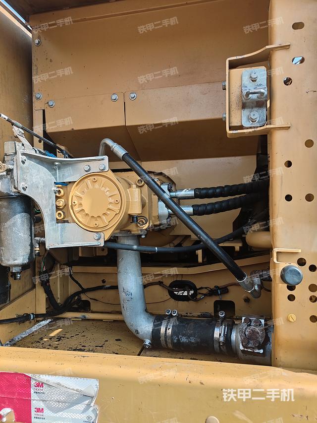 液压泵舱室正面整体(整机外观) 液压泵舱室正面整体(整机外观)