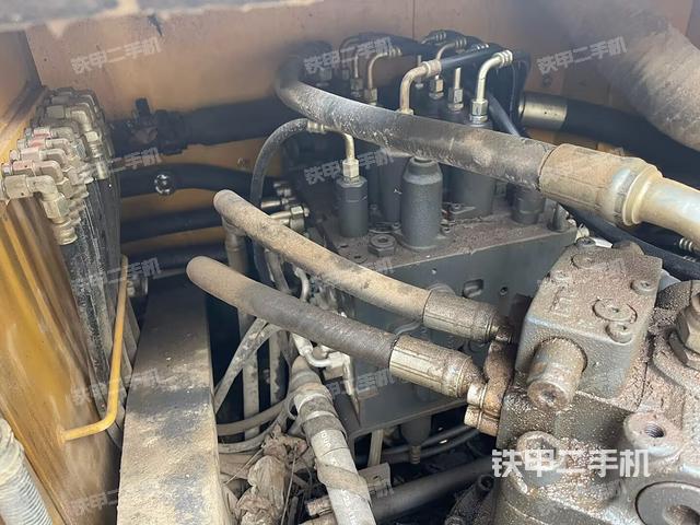 回轉(zhuǎn)馬達(dá)和主控閥（整機(jī)外觀）