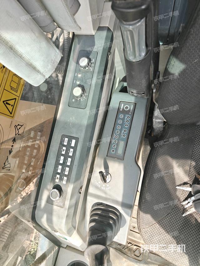 座椅右側(cè)控制臺(tái)/鑰匙門/油門/含右手柄(駕駛室部分) 座椅右側(cè)控制臺(tái)/鑰匙門/油門/含右手柄(駕駛室部分)