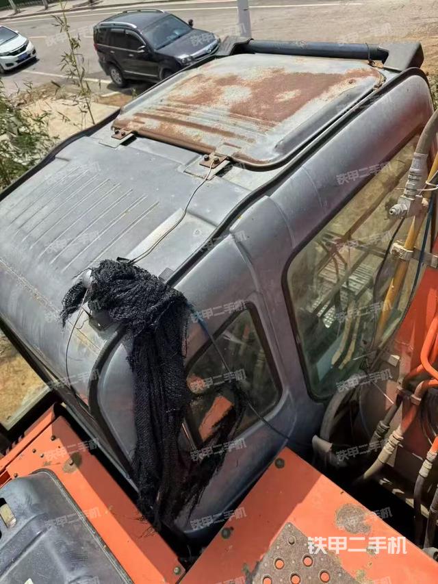 駕駛室頂部(整機外觀) 駕駛室頂部(整機外觀)