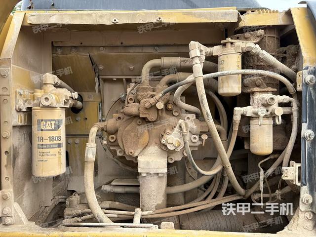 液压泵舱室正面整体（整机外观）