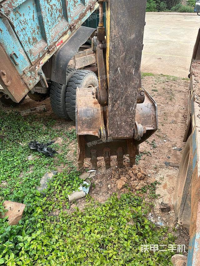 駕駛室頂部(整機(jī)外觀) 駕駛室頂部(整機(jī)外觀)