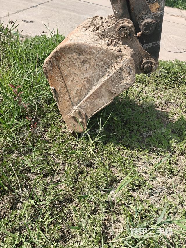 鏟斗右后整體(工作和回轉(zhuǎn)裝置) 鏟斗右后整體(工作和回轉(zhuǎn)裝置)