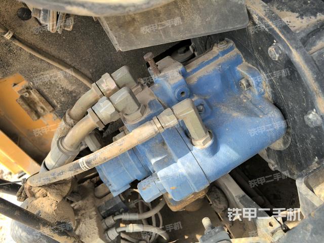 液压泵舱室正面整体（整机外观）