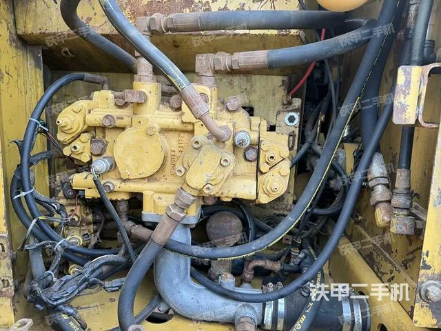 液压泵舱室正面整体（整机外观）