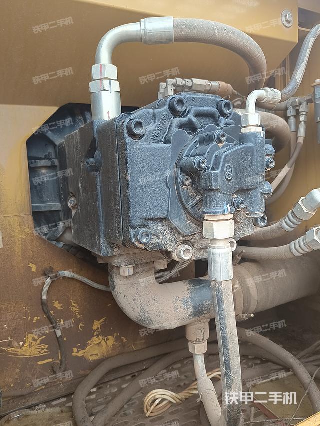 液压泵舱室正面整体(整机外观) 液压泵舱室正面整体(整机外观)