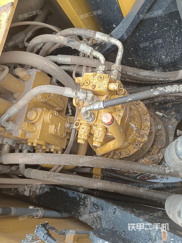 回转马达和主控阀(整机外观) 回转马达和主控阀(整机外观)