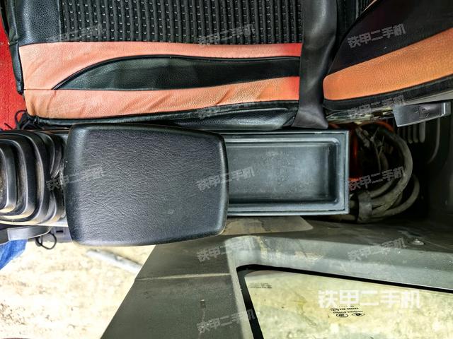 座椅左側(cè)控制臺/音響/含左手柄(駕駛室部分) 座椅左側(cè)控制臺/音響/含左手柄(駕駛室部分)