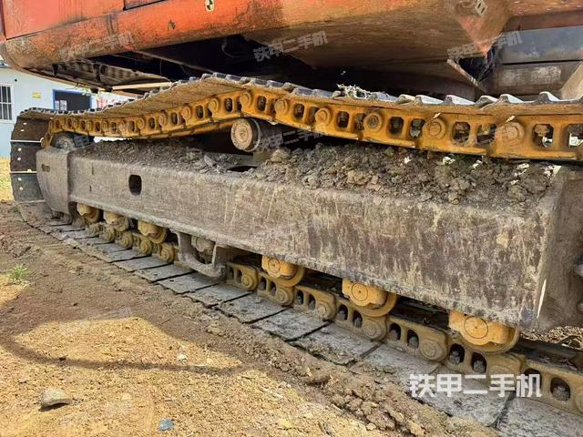 單側(cè)履帶整體(整機外觀) 單側(cè)履帶整體(整機外觀)