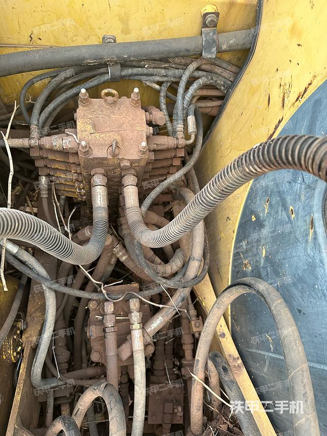 回轉(zhuǎn)馬達(dá)和主控閥(整機(jī)外觀) 回轉(zhuǎn)馬達(dá)和主控閥(整機(jī)外觀)