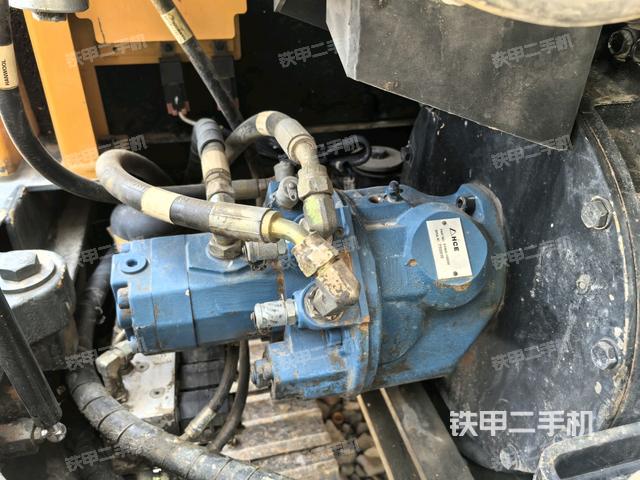 液压泵舱室正面整体（整机外观）