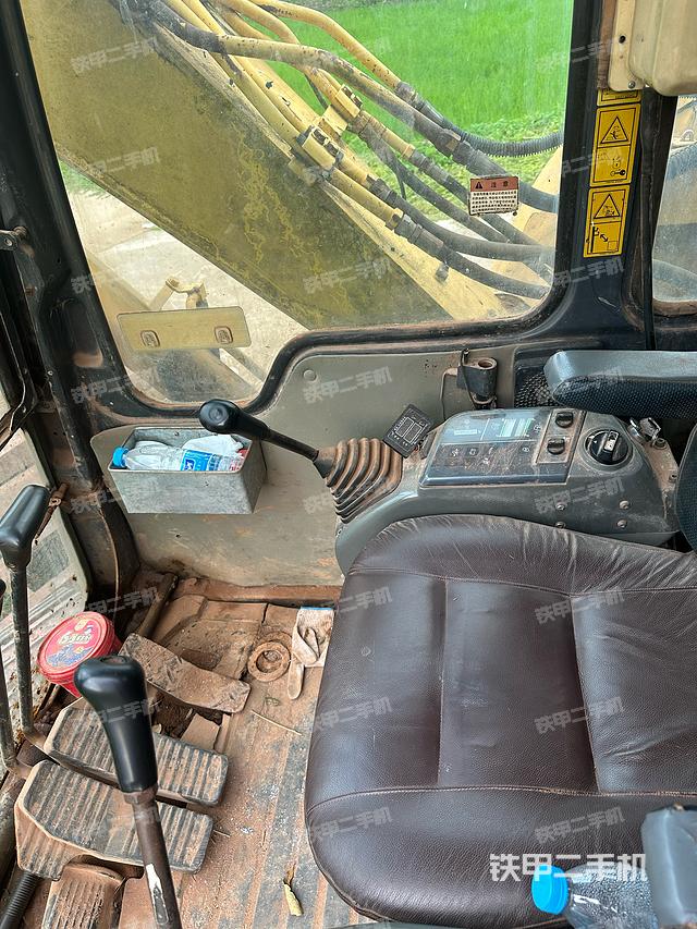 駕駛室整體(整機(jī)外觀) 駕駛室整體(整機(jī)外觀)