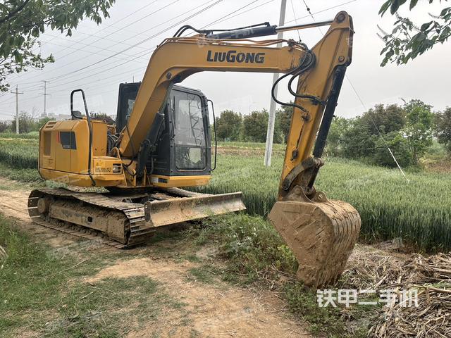 單側(cè)履帶整體(整機(jī)外觀) 單側(cè)履帶整體(整機(jī)外觀)