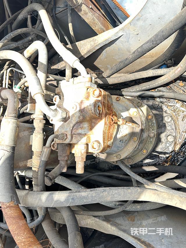 回转马达和主控阀(整机外观) 回转马达和主控阀(整机外观)