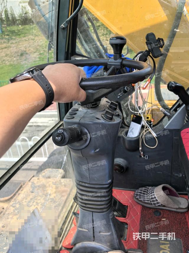 行走控制手柄和踏板?俯拍（駕駛室部分）