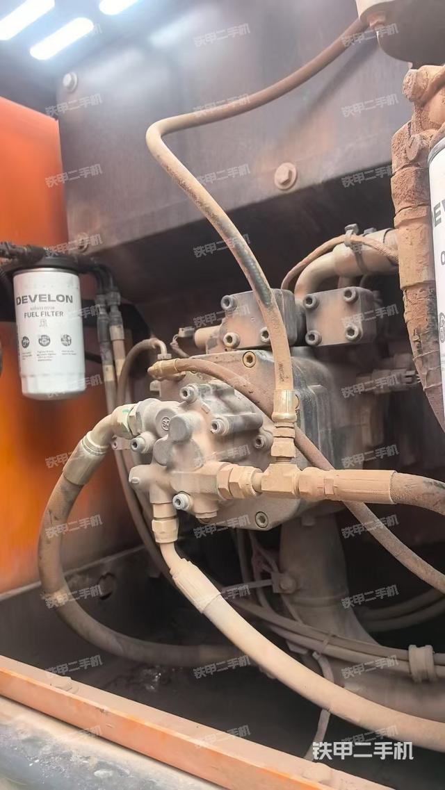 液压泵舱室正面整体（整机外观）