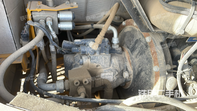 回轉(zhuǎn)馬達(dá)和主控閥(整機(jī)外觀(guān)) 回轉(zhuǎn)馬達(dá)和主控閥(整機(jī)外觀(guān))