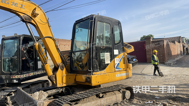 駕駛室整體(整機(jī)外觀(guān)) 駕駛室整體(整機(jī)外觀(guān))