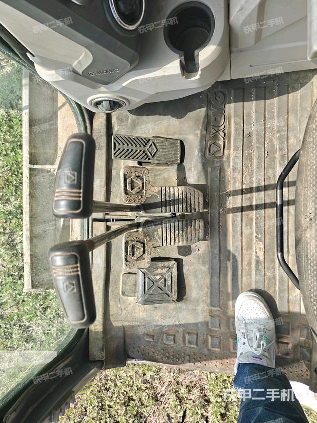 行走控制手柄和踏板?俯拍(駕駛室部分) 行走控制手柄和踏板?俯拍(駕駛室部分)