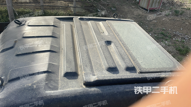 駕駛室頂部(整機(jī)外觀(guān)) 駕駛室頂部(整機(jī)外觀(guān))