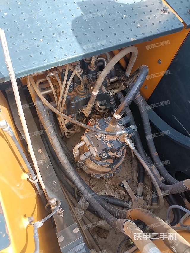 回轉(zhuǎn)馬達和主控閥(整機外觀) 回轉(zhuǎn)馬達和主控閥(整機外觀)