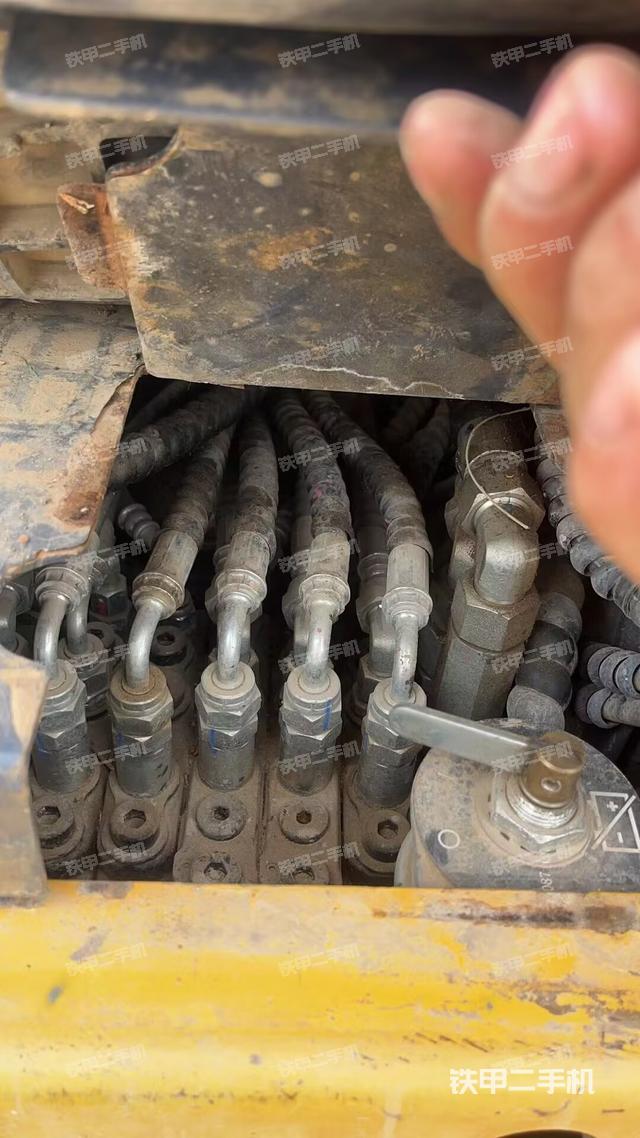 回转马达和主控阀(整机外观) 回转马达和主控阀(整机外观)